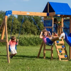 Backyard Discovery Spielturm Aurora Aus Holz | XXL Spielhaus Für Kinder Mit Rutsche, Schaukeln Und Kletterleiter | Stelzenhaus Für Den Garten -Grünwelt Exporteren Garten-Winkel b4dcef54f59cb37ffd71c4c28cee92b3