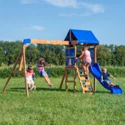 Backyard Discovery Spielturm Aurora Aus Holz | XXL Spielhaus Für Kinder Mit Rutsche, Schaukeln Und Kletterleiter | Stelzenhaus Für Den Garten -Grünwelt Exporteren Garten-Winkel c2391c7e82132ccc35f697d56a161f39