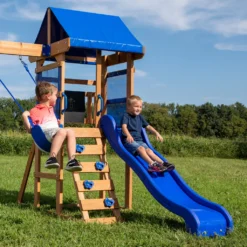 Backyard Discovery Spielturm Aurora Aus Holz | XXL Spielhaus Für Kinder Mit Rutsche, Schaukeln Und Kletterleiter | Stelzenhaus Für Den Garten -Grünwelt Exporteren Garten-Winkel d9e4867d18a9e5d800f8c1c478942cba