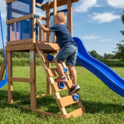 Backyard Discovery Spielturm Aurora Aus Holz | XXL Spielhaus Für Kinder Mit Rutsche, Schaukeln Und Kletterleiter | Stelzenhaus Für Den Garten -Grünwelt Exporteren Garten-Winkel effbade16489531dc14958f1bc711dff